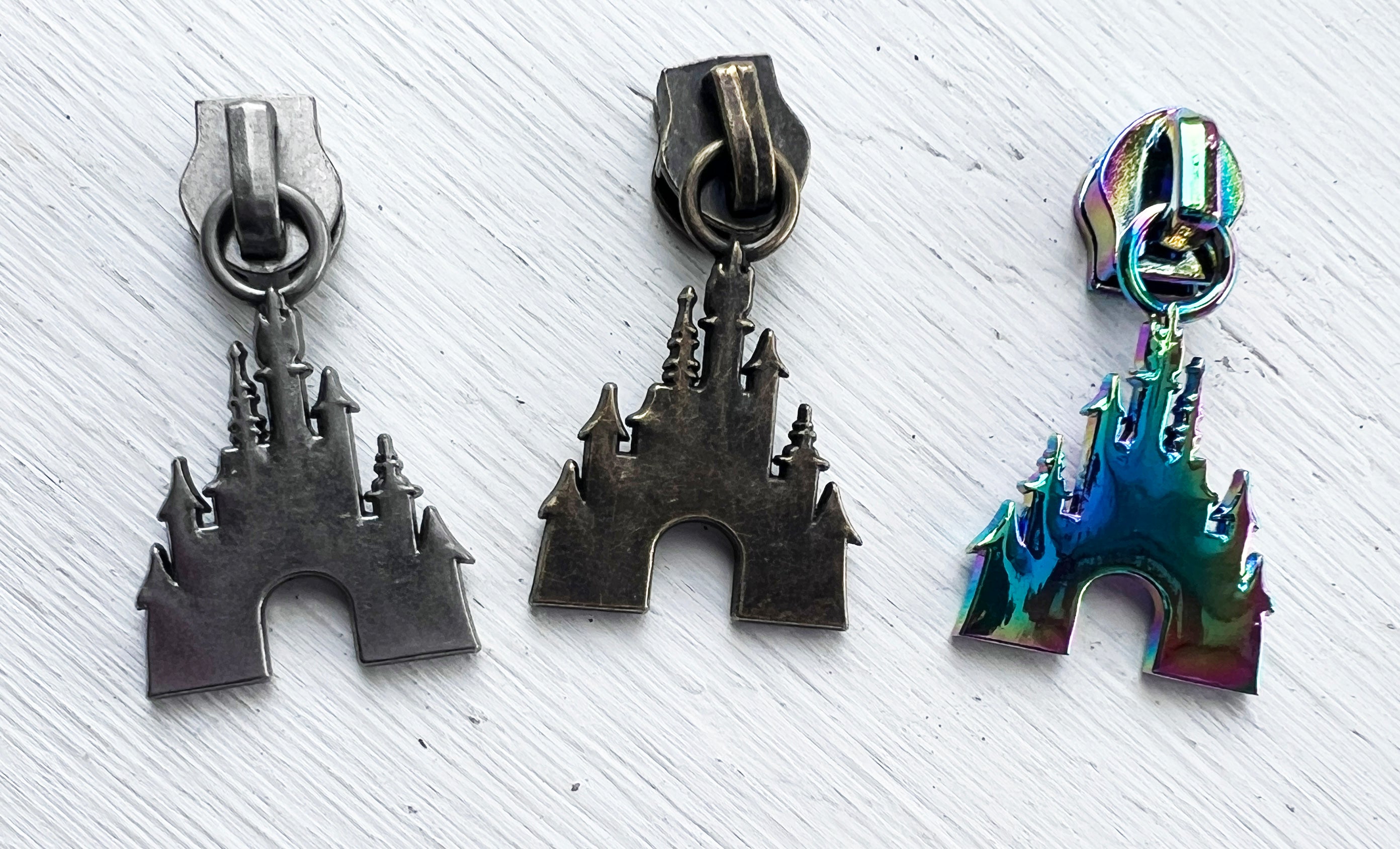 RETAIL ZIPPER PULL Castle